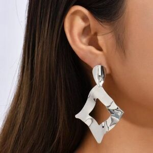 SILVER GEOMETRIC DANGLE EARRINGS 